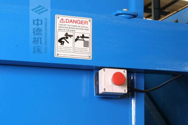 ZDSK-1632剪板機后部緊急停止按鈕，最大程度保障工人安全.jpg