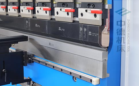 ZDPK-6325標配高精度模具快夾，換模速度快5倍，加高型模托是門業(yè)制造專業(yè)配置.jpg